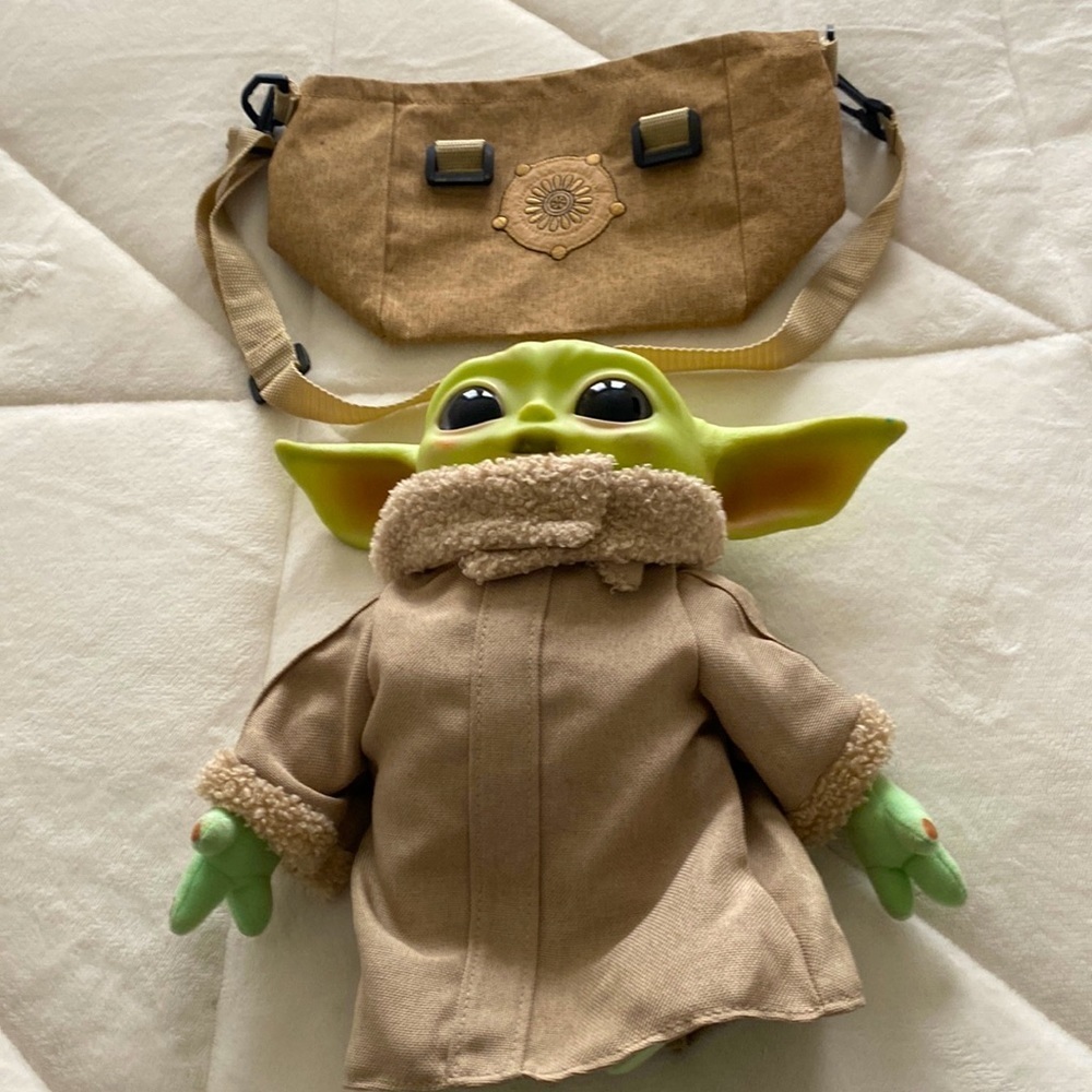 Mandalorian Baby Yoda Used - Picture 3 of 10